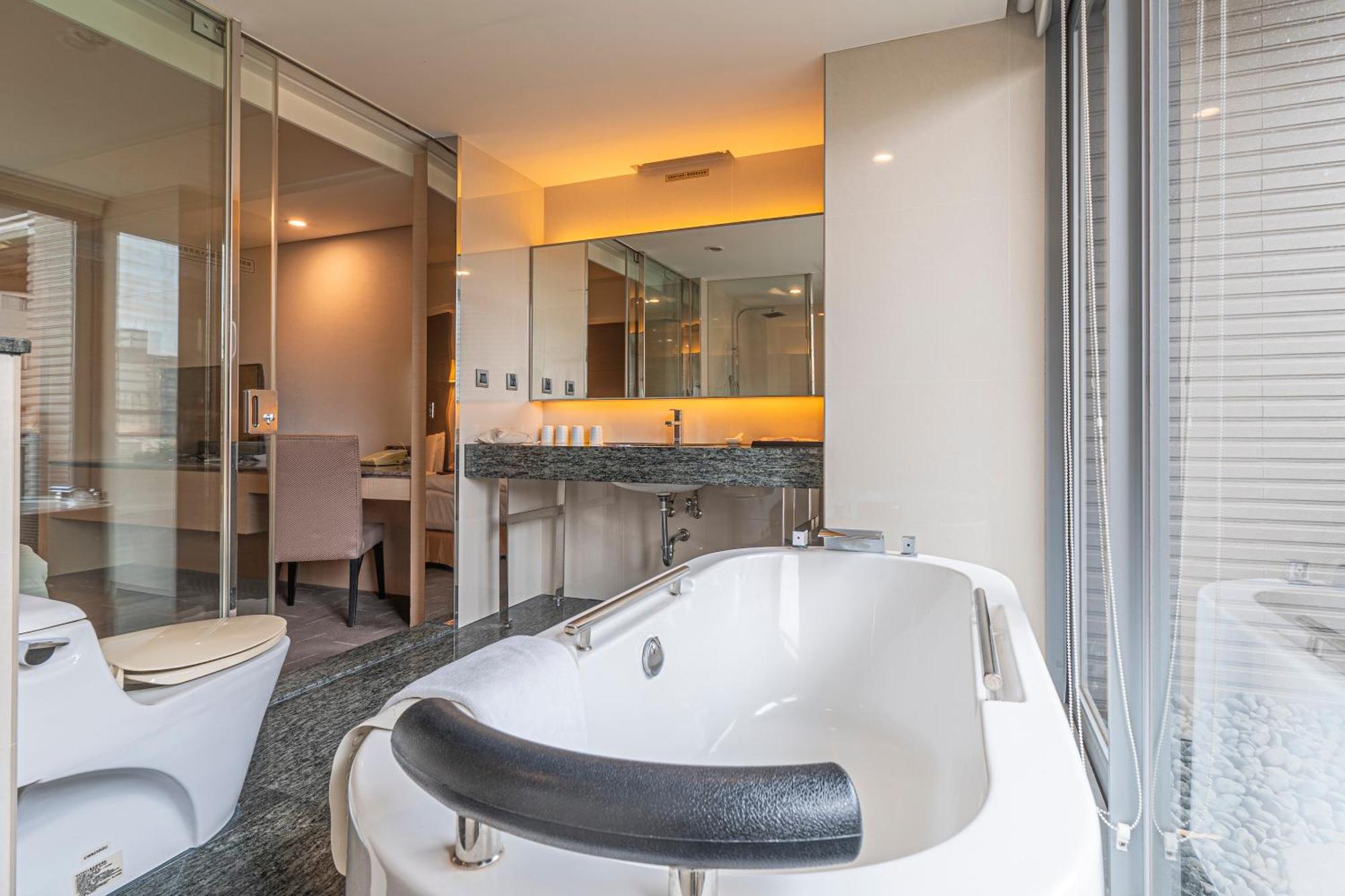 Check Inn Select Taichung Dadun Экстерьер фото